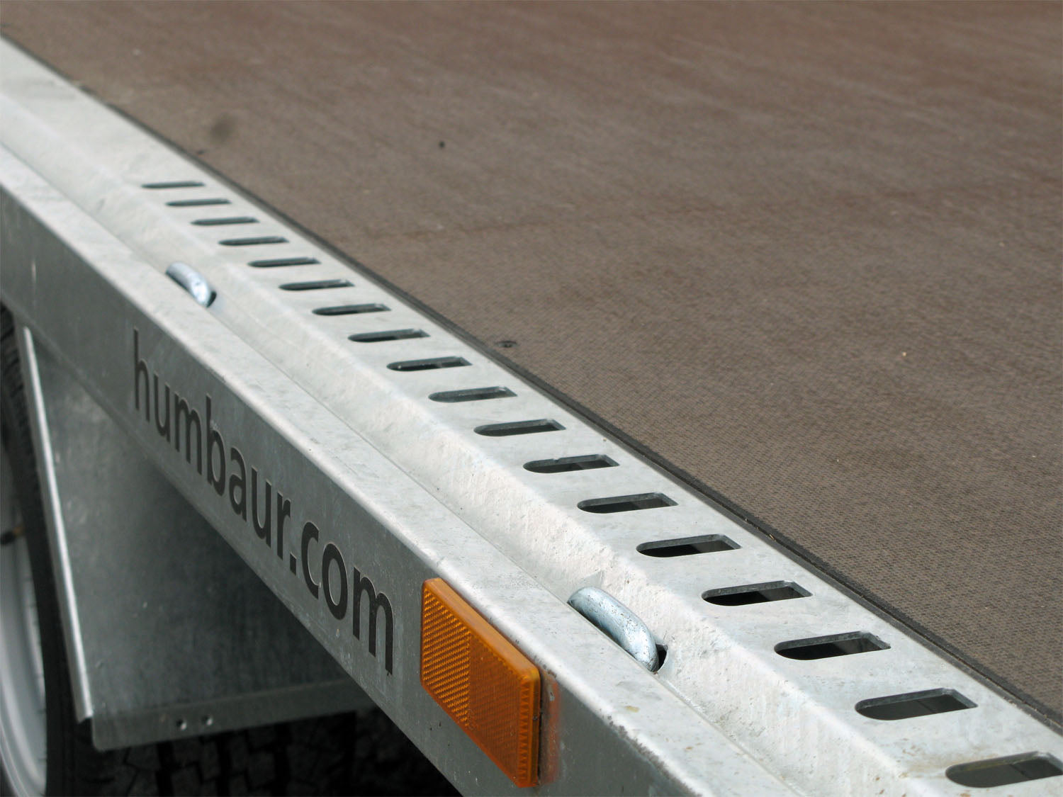 Humbaur Universal 3000 Seilwinde und Auffahrbohlen – Bild 2