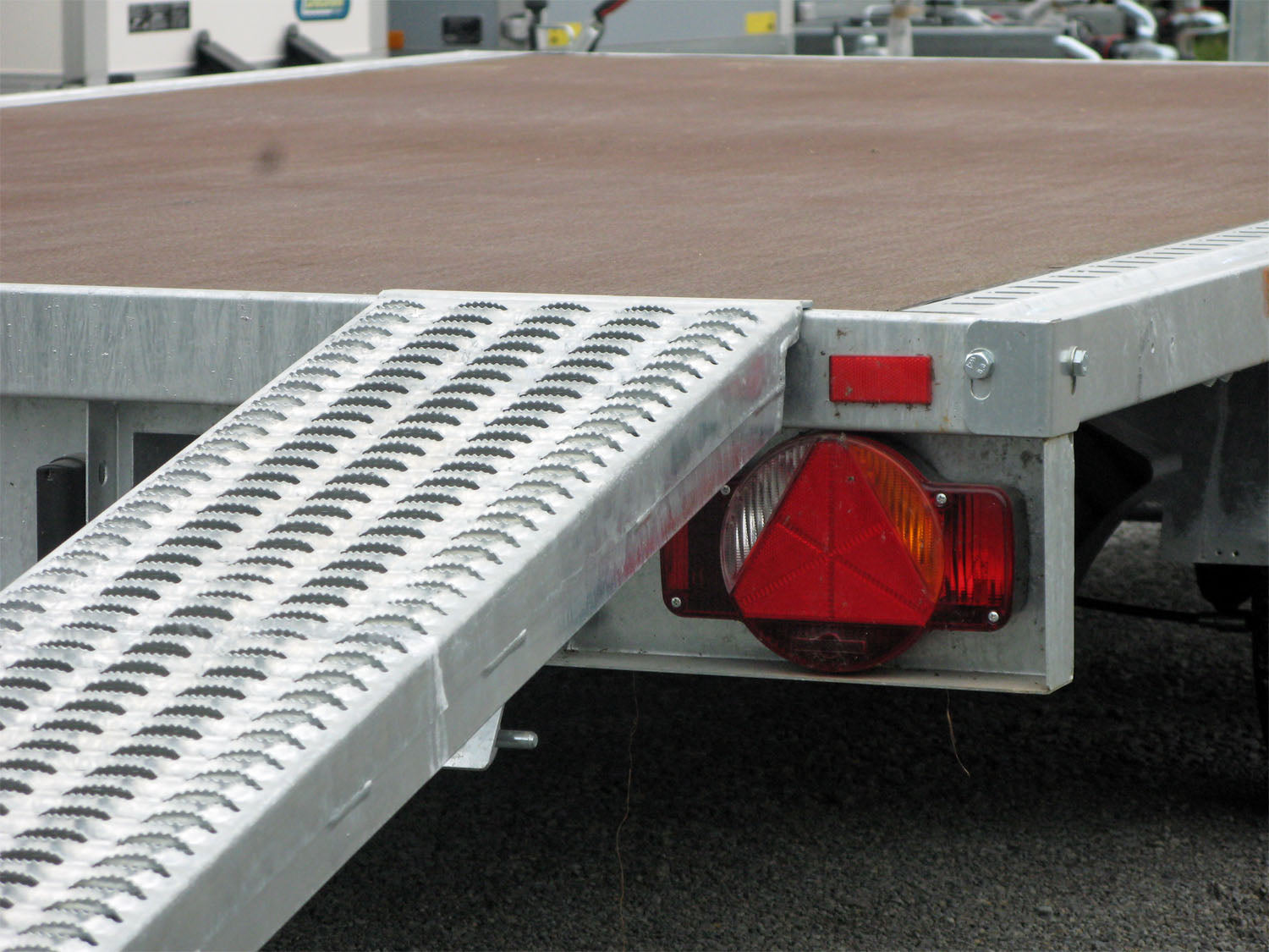 Humbaur Universal 3000 Seilwinde und Auffahrbohlen – Bild 4